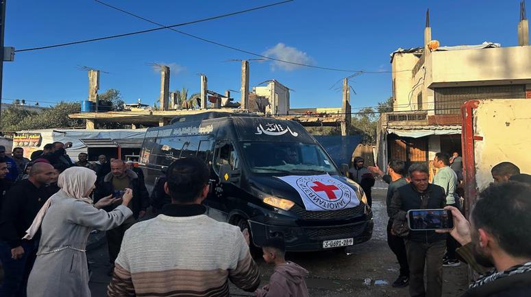 اللجنة الدولية للصليب الأحمر تنقل 9 أسرى بينهم إمرأة أفرجت عنهم سلطات الاحتلال إلى مستشفى شهداء الأقصى في دير البلح وسط قطاع غزة.